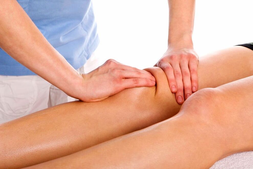 Eine therapeutische Massagesitzung für ein verletztes Knie