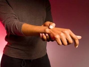 Starke Schmerzen und Bewegungsschwierigkeiten in den Fingergelenken aufgrund von Arthritis